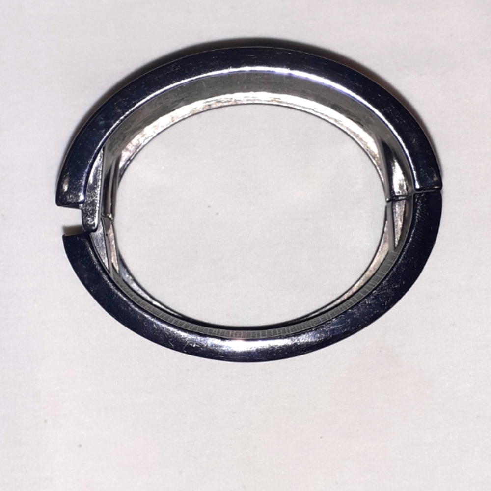Silver tone bracelet with hinged clasp